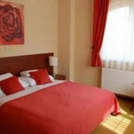 Bed and Breakfast Staff House Ньиредьхаза Экстерьер фото