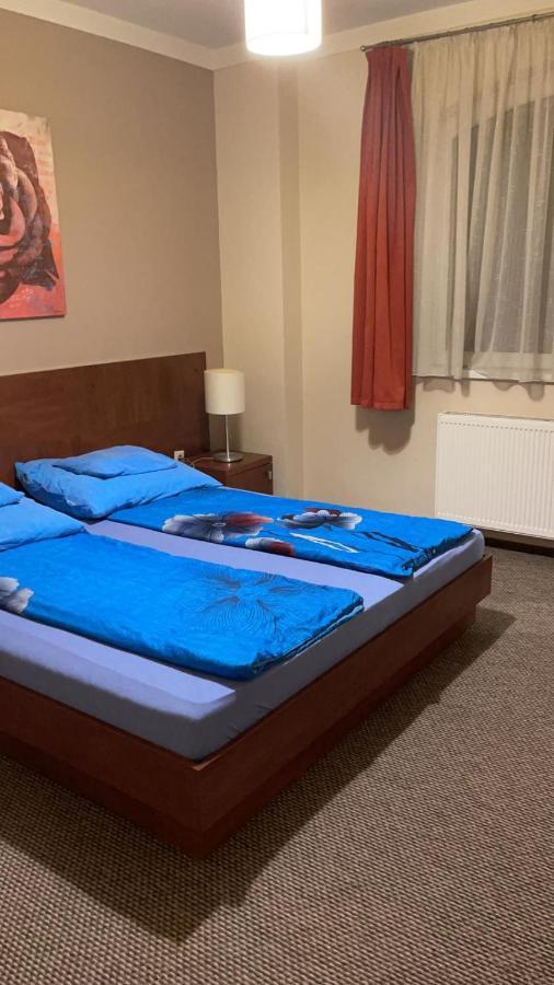Bed and Breakfast Staff House Ньиредьхаза Экстерьер фото