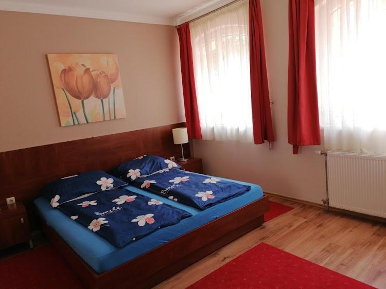 Bed and Breakfast Staff House Ньиредьхаза Экстерьер фото