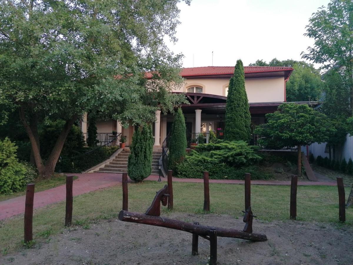 Bed and Breakfast Staff House Ньиредьхаза Экстерьер фото