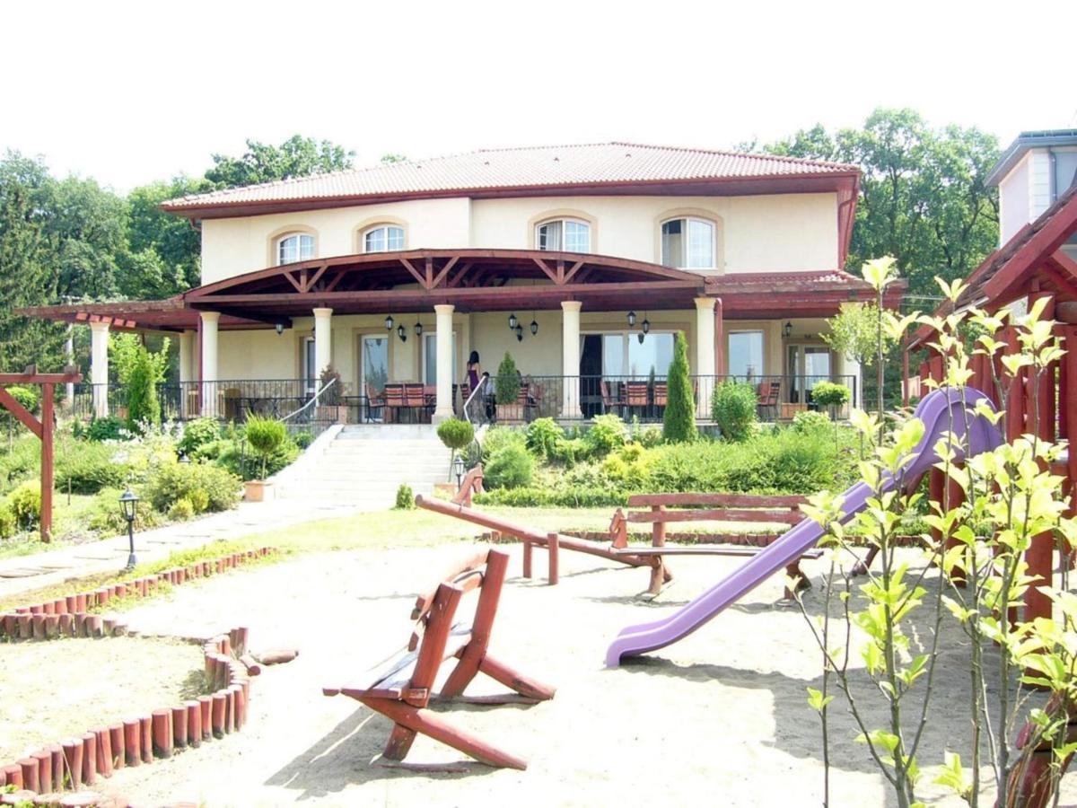 Bed and Breakfast Staff House Ньиредьхаза Экстерьер фото