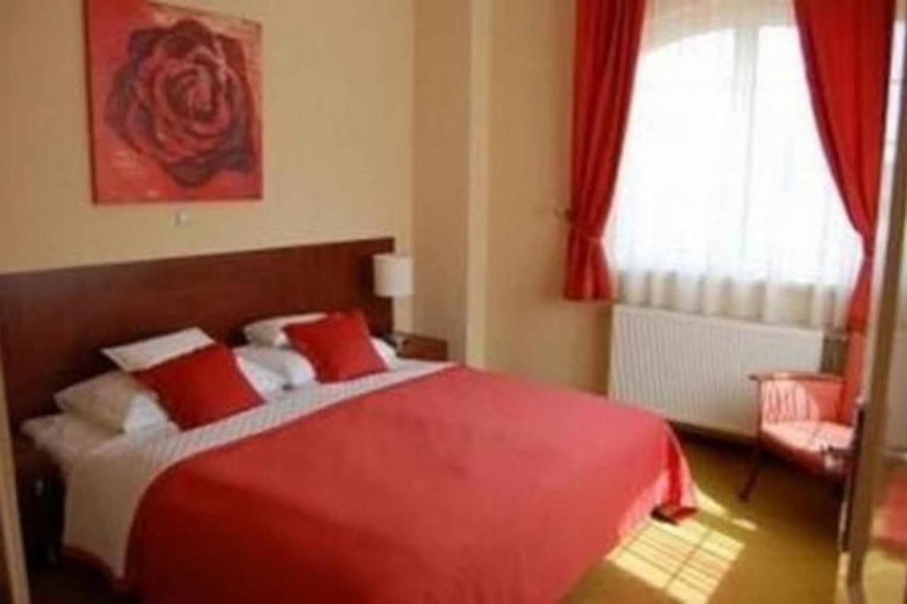Bed and Breakfast Staff House Ньиредьхаза Экстерьер фото